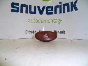Used Panic lighting switch Renault Trafic New (FL) 2.0 dCi 16V 115 Price € 24,20 Inclusive VAT offered by Snuverink Autodemontage