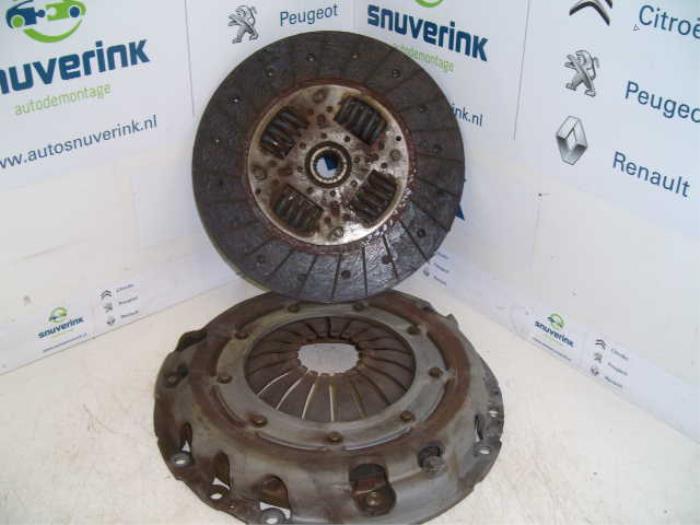 Clutch kit (complete) from a Renault Master III (FD/HD) 2.2 dCi 16V 2002
