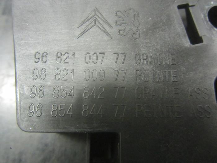 Sliding door handle, left from a Peugeot Partner Tepee (7A/B/C/D/E/F/G/J/P/S) 1.6 BlueHDi 100 2015