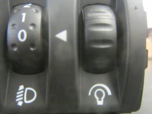 Usados Interruptor faro lhv Renault Twingo II (CN) 1.2 16V Precio € 20,00 Norma de margen ofrecido por Snuverink Autodemontage