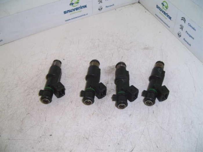 Injector (petrol injection) from a Citroën C5 I Berline (DC) 1.8 16V 2003