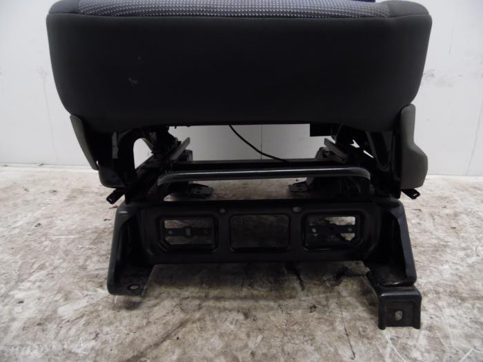 Fotel lewy z Peugeot Bipper (AA) 1.4 HDi 2009