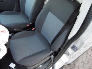 Używane Fotel lewy Peugeot Bipper (AA) 1.4 HDi Cena € 169,40 Z VAT oferowane przez Snuverink Autodemontage