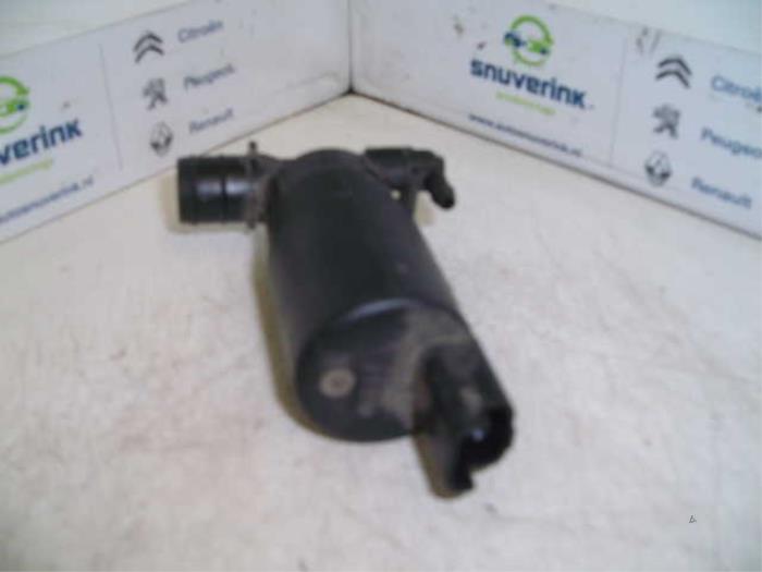 Windscreen washer pump from a Peugeot 107 1.0 12V 2006