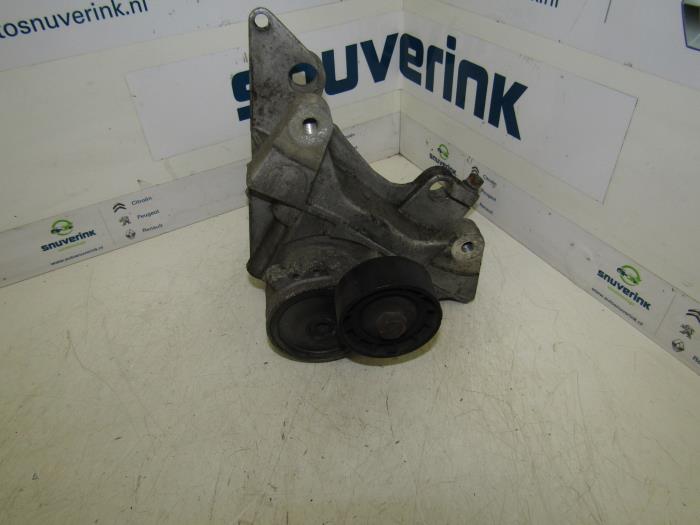 Usagé Support dynamo haut Peugeot 307 (3A/C/D) 2.0 HDi 90 Prix € 24,99 Règlement à la marge proposé par Snuverink Autodemontage