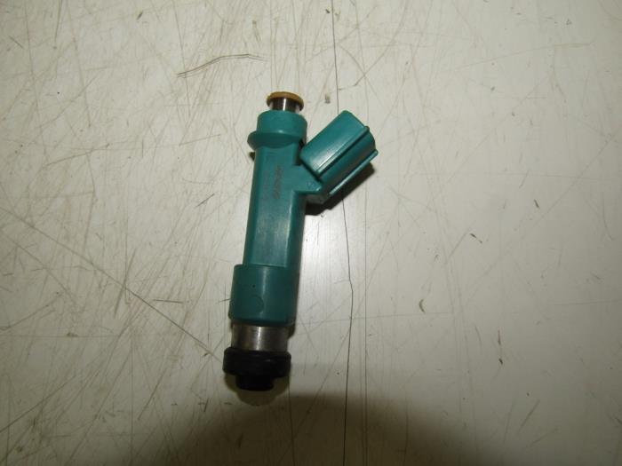 Injector (petrol injection) from a Peugeot 107 1.0 12V 2011