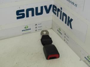 Gebrauchte Sicherheitsgurt Schließe rechts hinten Peugeot 107 1.0 12V Preis auf Anfrage angeboten von Snuverink Autodemontage