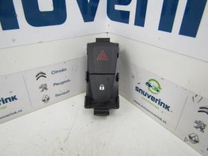 Used Panic lighting switch Renault Megane III Grandtour (KZ) 1.5 dCi 110 Price € 15,00 Margin scheme offered by Snuverink Autodemontage