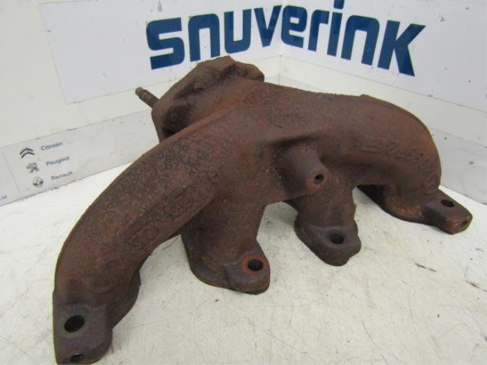 Exhaust manifold from a Peugeot 206 (2A/C/H/J/S) 1.1 XN,XR 1999