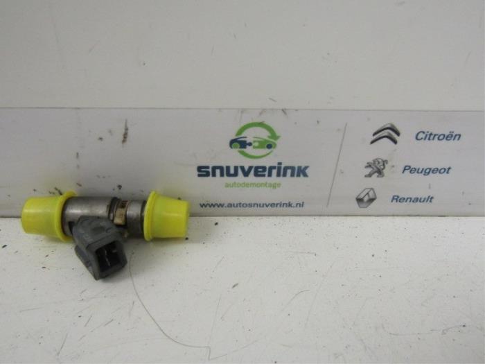 Injektor (Benzineinspritzung) van een Renault Megane Scénic (JA) 1.6 RT 1999