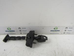 Used Front door stop 4-door, right Renault Captur (2R) 0.9 Energy TCE 12V Price on request offered by Snuverink Autodemontage