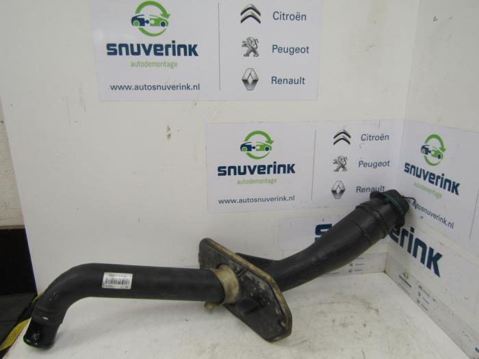 Tubo de llenado del depósito de combustible de un Renault Master IV (FV) 2.3 dCi 100 16V FWD 2013