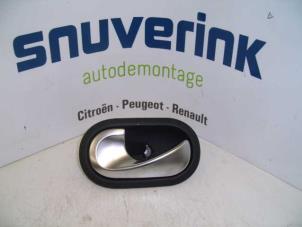Używane Uchwyt drzwi lewych tylnych wersja 4-drzwiowa Renault Twingo III (AH) 1.0 SCe 70 12V Cena € 15,00 Procedura marży oferowane przez Snuverink Autodemontage