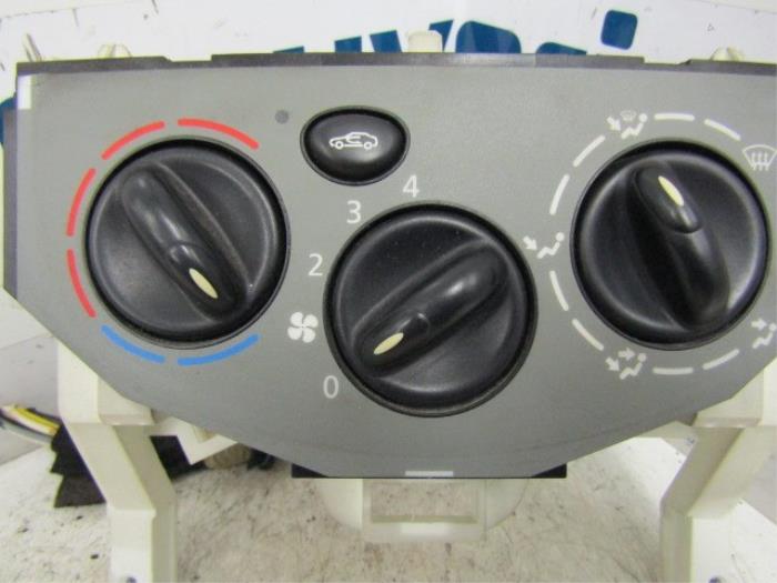 Heater control panel from a Nissan Primastar 1.9 dCi 100 2003