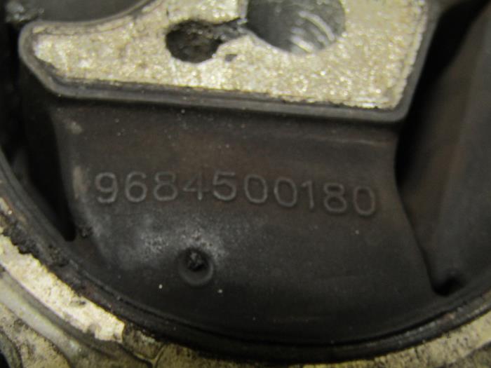 Soporte de motor de un Peugeot 308 CC (4B) 1.6 16V THP 155 2011