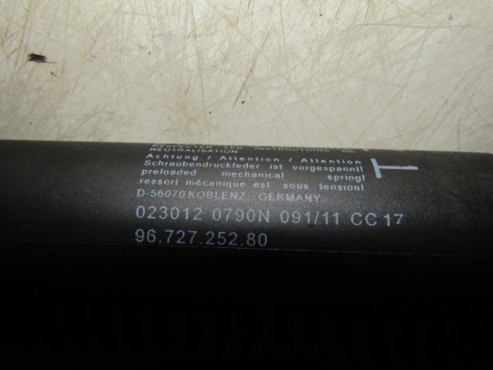 Juego de amortiguadores de gas del portón trasero de un Peugeot 308 CC (4B) 1.6 16V THP 155 2011