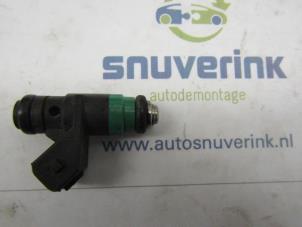Used Injector (petrol injection) Renault Megane II (BM/CM) 2.0 16V Price € 35,00 Margin scheme offered by Snuverink Autodemontage