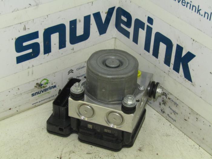 ABS pump from a Renault Twingo III (AH) 1.0 SCe 70 12V 2015