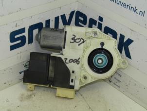 Używane Silnik szyby drzwiowej Peugeot 307 (3A/C/D) 1.6 HDiF 16V Cena € 30,00 Procedura marży oferowane przez Snuverink Autodemontage