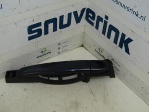 Used Door handle 4-door, front left Peugeot 307 (3A/C/D) 1.6 HDiF 16V Price on request offered by Snuverink Autodemontage