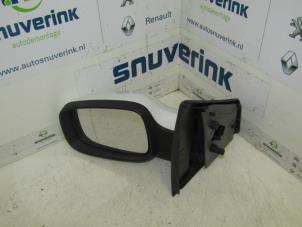 Used Wing mirror, left Renault Clio III (BR/CR) 1.2 16V 75 Price € 50,00 Margin scheme offered by Snuverink Autodemontage