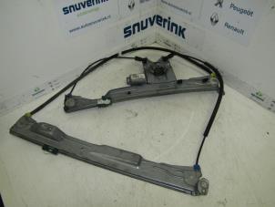 Used Window mechanism 2-door, front right Renault Clio III (BR/CR) 1.2 16V 75 Price € 50,00 Margin scheme offered by Snuverink Autodemontage