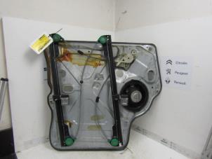 Usagé Lève vitre électrique avant droit Volkswagen Transporter T5 2.0 TDI DRF Prix € 60,00 Règlement à la marge proposé par Snuverink Autodemontage