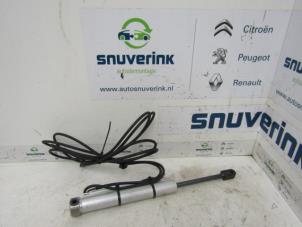Used Convertible roof gas strut Peugeot 207 CC (WB) 1.6 16V Price € 100,00 Margin scheme offered by Snuverink Autodemontage