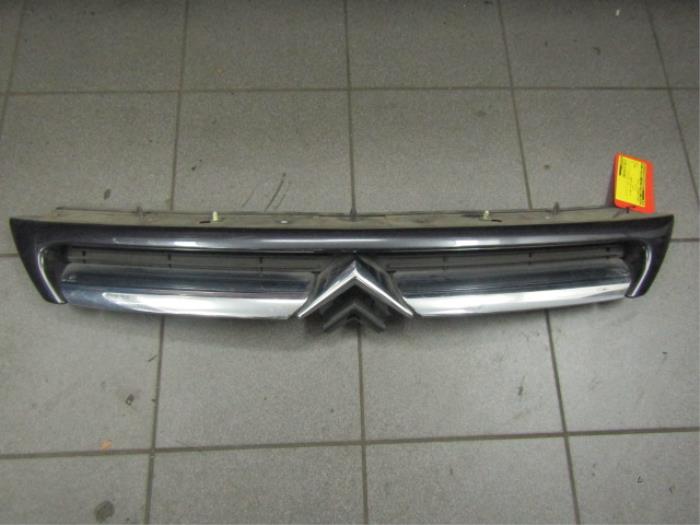 Używane Grill Citroen C8 (EA/EB) 2.0 HDi 16V Cena € 10,33 Procedura marży oferowane przez Snuverink Autodemontage