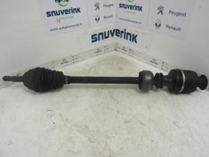 Used Front drive shaft, left Renault Twingo (C06) 1.2 Price € 40,00 Margin scheme offered by Snuverink Autodemontage