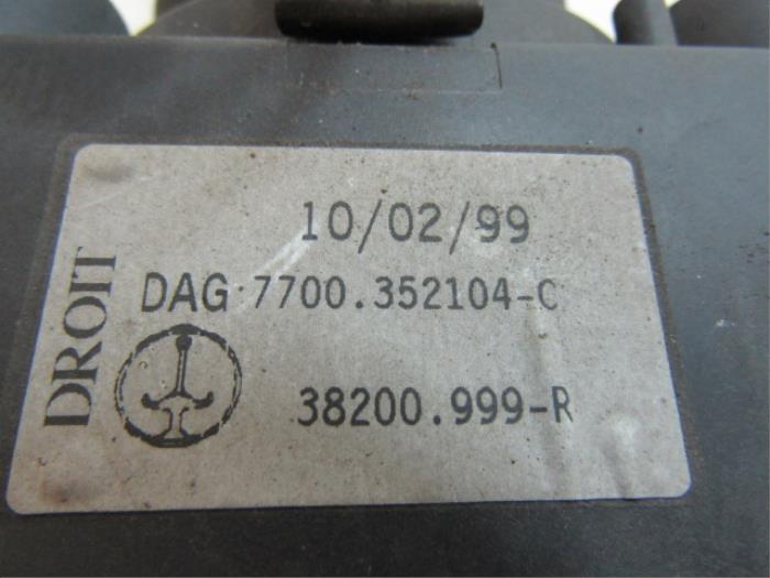 Optique avant principal droit d'un Renault Master II (JD) 2.5 D T28 1999