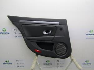 Używane Tapicerka drzwi lewych tylnych wersja 4-drzwiowa Renault Laguna III Estate (KT) 2.0 Turbo 16V Cena € 120,00 Procedura marży oferowane przez Snuverink Autodemontage