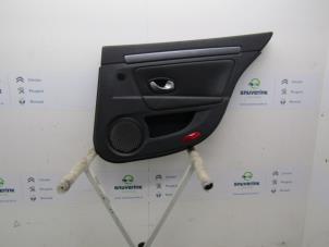 Używane Tapicerka drzwi prawych tylnych wersja 4-drzwiowa Renault Laguna III Estate (KT) 2.0 Turbo 16V Cena € 120,00 Procedura marży oferowane przez Snuverink Autodemontage
