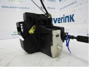 Używane Mechanizm blokady drzwi lewych wersja 2-drzwiowa Renault Clio II (BB/CB) 1.6 16V Cena € 30,00 Procedura marży oferowane przez Snuverink Autodemontage