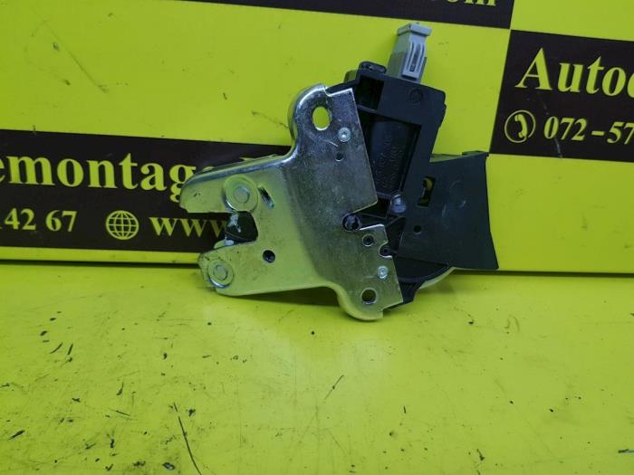 Tailgate lock mechanism from a Audi S5 2008