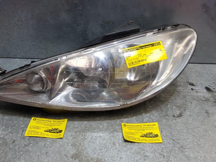 Używane Reflektor lewy Peugeot 206 (2A/C/H/J/S) 1.1 XN,XR Cena € 18,00 Procedura marży oferowane przez autodemontage denollen