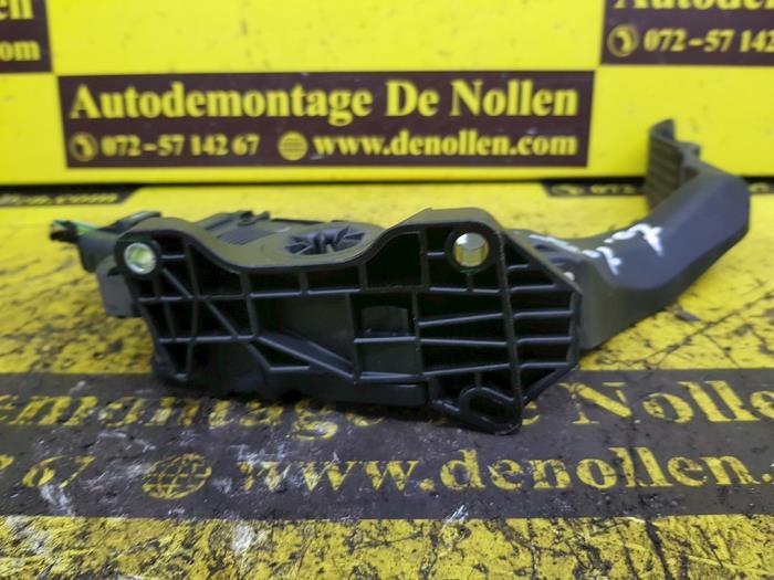 Accelerator pedal from a Peugeot 207/207+ (WA/WC/WM) 1.4 16V 2006