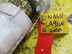 Używane Pompa benzynowa Renault Laguna Cena na żądanie oferowane przez de Nollen autorecycling