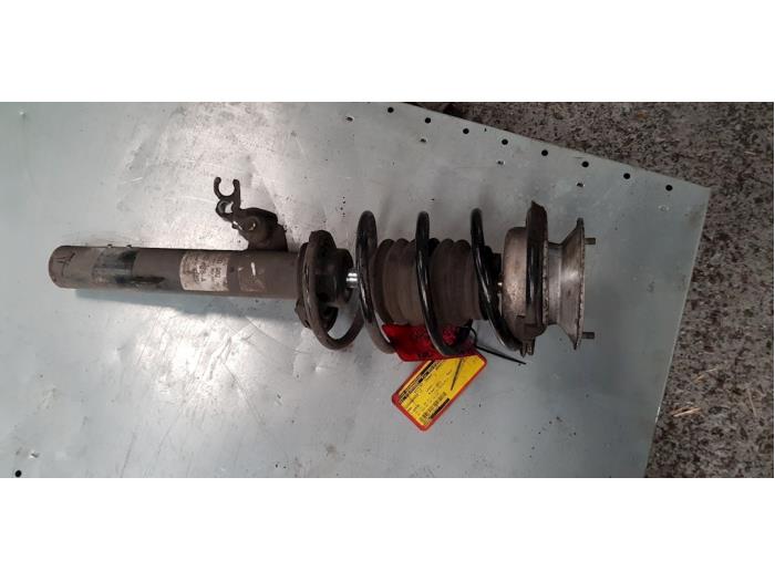 Begagnade Stötdämpare, vänster fram BMW 1 serie (E87/87N) 118d 16V Pris € 90,00 Marginaltabell erbjuds av autodemontage denollen