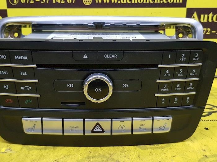 Radio van een Mercedes-Benz A (W176) 1.5 A-160 CDI, A-160d 16V 2016