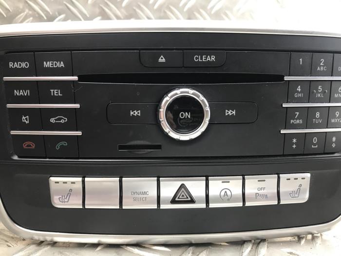 Radio van een Mercedes-Benz A (W176) 1.5 A-160 CDI, A-160d 16V 2016