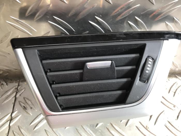 Dashboard vent from a BMW 3-Serie 2017
