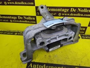 Engine mount from a Mercedes-Benz A (W176) 2.2 A-200 CDI, A-200d 16V 2015