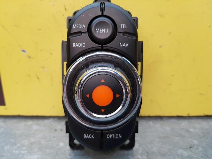 Usagé Panneau de commandes navigation Mini Countryman (F60) 1.5 12V Cooper Prix € 163,35 Prix TTC proposé par autodemontage denollen