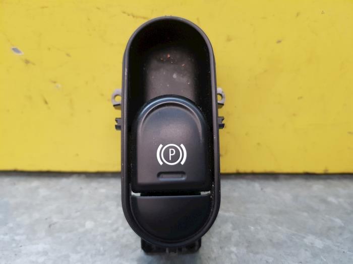 Handbremse Schalter van een MINI Countryman (F60) 1.5 12V Cooper 2017