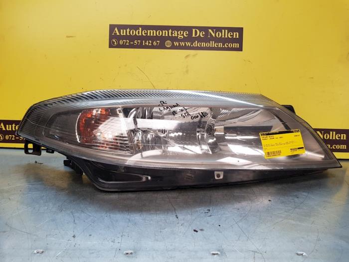 Używane Reflektor prawy Renault Laguna II Grandtour (KG) 1.8 16V Cena € 81,00 Procedura marży oferowane przez autodemontage denollen