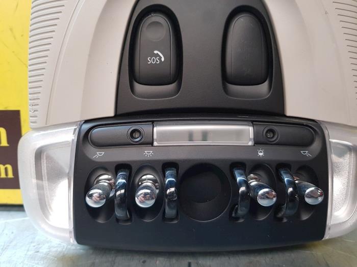 Luz interior delante de un MINI Countryman (F60) 2.0 16V Cooper S 2018
