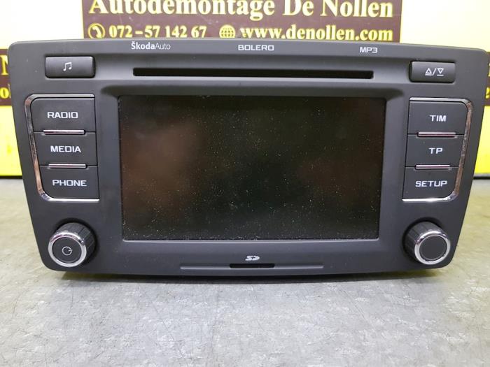 Radio CD player from a Skoda Octavia (1Z3) 2.0 Turbo FSI 16V RS 2012