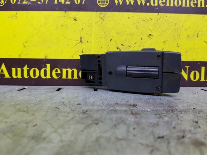 Cruise control switch from a Renault Trafic New (FL) 2.0 dCi 16V 115 2011