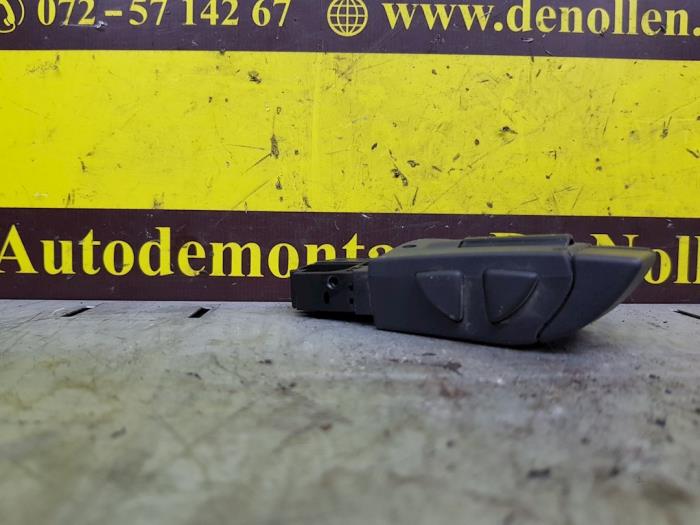 Cruise control switch from a Renault Trafic New (FL) 2.0 dCi 16V 115 2011